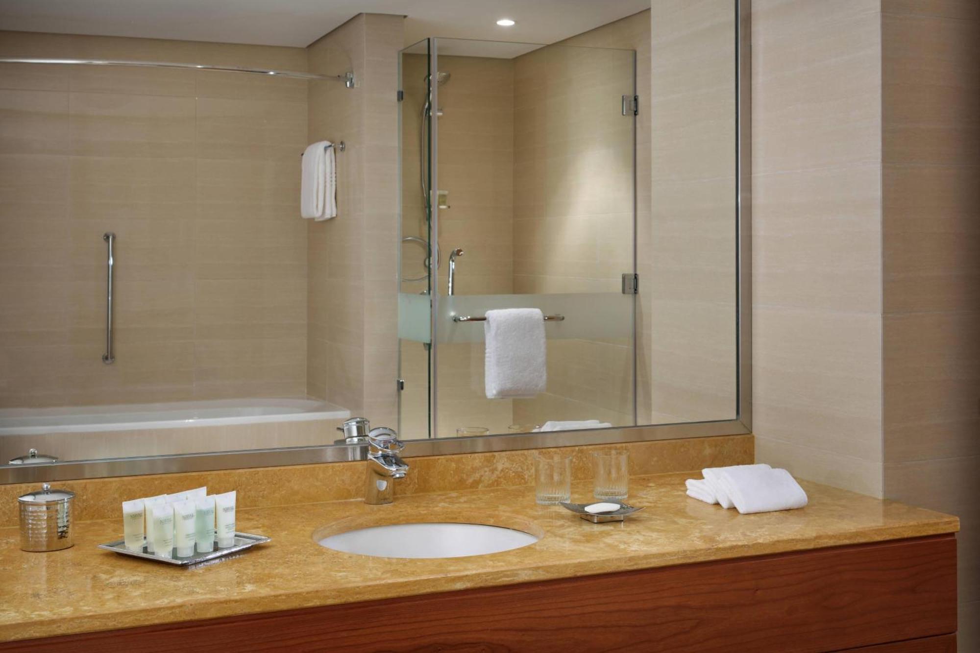 Courtyard By Marriott Kuwait City Ngoại thất bức ảnh