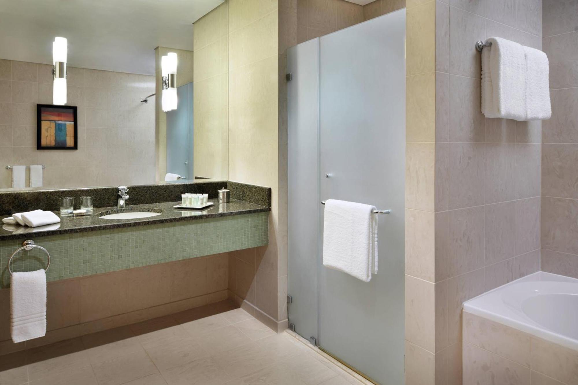 Courtyard By Marriott Kuwait City Ngoại thất bức ảnh