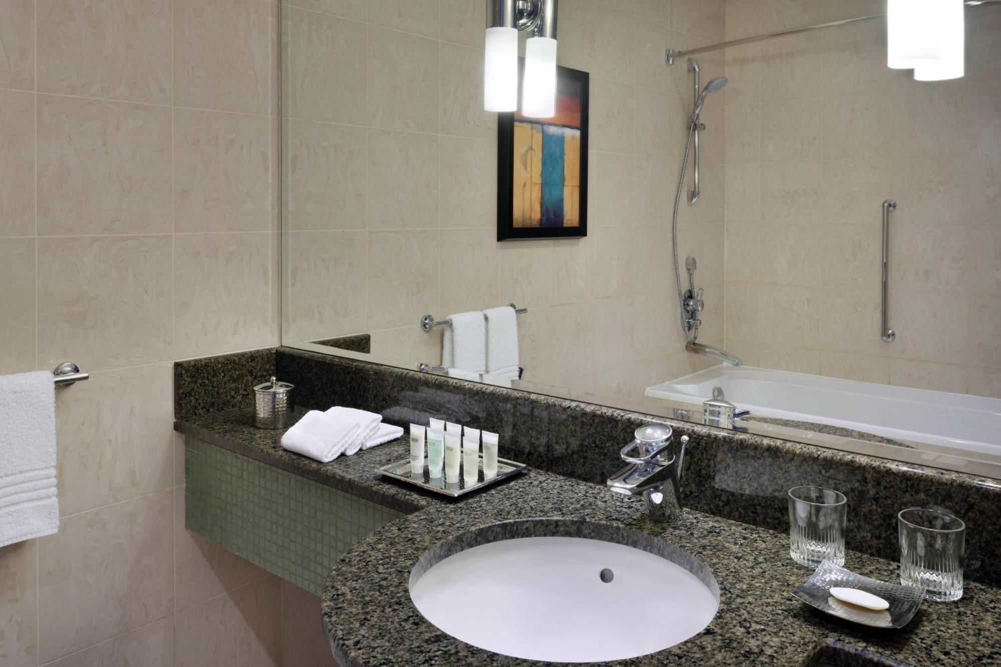 Courtyard By Marriott Kuwait City Ngoại thất bức ảnh